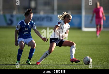 Emily Murphy de Birmingham City (à gauche) et Alex Greenwood de Manchester City (à droite) se battent pour le ballon lors du match de Super League féminin de la FA au stade Sportnation.Bet, Solihull. Date de la photo: Dimanche 28 février 2021. Banque D'Images