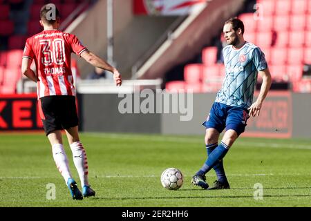 EINDHOVEN, PAYS-BAS - FÉVRIER 28 : Ryan Thomas de PSV et Daley Blind of Ajax lors du match hollandais entre PSV et Ajax chez Philips Sta Banque D'Images