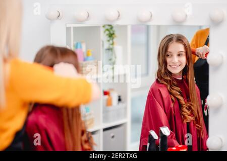 Le coiffeur serpente à l'aide d'un fer à repasser Banque D'Images