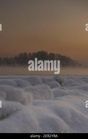 Magnifique coucher de soleil d'hiver sur la rivière. Banque D'Images