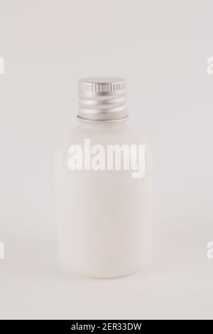 une crème blanche dans un pot transparent sur un blanc arrière-plan Banque D'Images