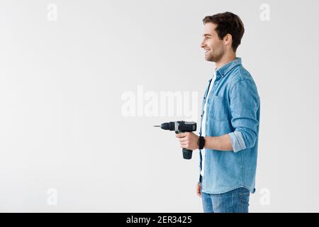 Foreuse homme avec foreuse, ouvrier, réparation maison et achat d'outils Banque D'Images