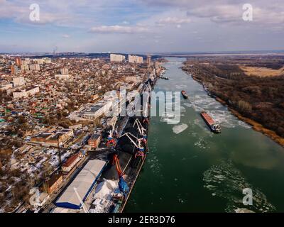 Port sur la rivière Don à Rostov-sur-Don, vue aérienne depuis un drone en hiver. Banque D'Images