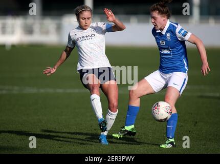 Steph Houghton de Manchester City (à gauche) et Emily Murphy de Birmingham City (à droite) se battent pour le ballon lors du match de Super League féminin FA au stade Sportnation.Bet, Solihull. Date de la photo: Dimanche 28 février 2021. Banque D'Images