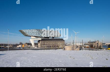 Le célèbre bâtiment moderne du Port House d'Anvers, lors d'une journée d'hiver claire. Banque D'Images