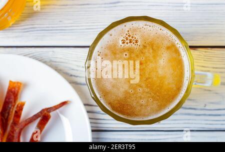 Verser la bière dans une tasse en verre. Vue de dessus Banque D'Images