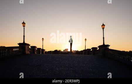 Silhouette de la statue de Minerva et un lampadaire dans le centre d'Anvers, en Belgique. Minerva était la Déesse romaine de la sagesse et de la guerre stratégique. Banque D'Images