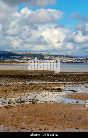 Vue sur Swansea Bay depuis Mumbles Beach, au sud Côte est de la péninsule de Gower près de Swansea au sud Pays de Galles Royaume-Uni Banque D'Images