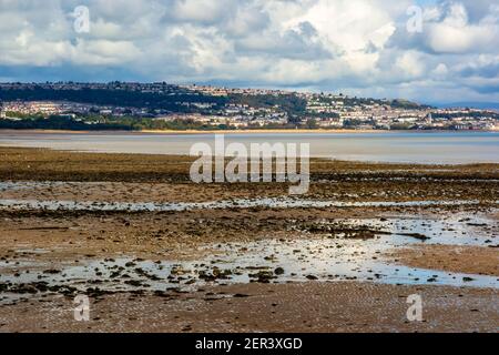 Vue sur Swansea Bay depuis Mumbles Beach, au sud Côte est de la péninsule de Gower près de Swansea au sud Pays de Galles Royaume-Uni Banque D'Images