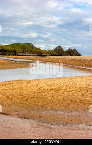 Pennard Pill un ruisseau qui coule au-dessus de la plage de sable À Three Cliffs Bay, sur la côte sud du Gower Peninsula près de Swansea dans le sud du pays de Galles, Royaume-Uni Banque D'Images