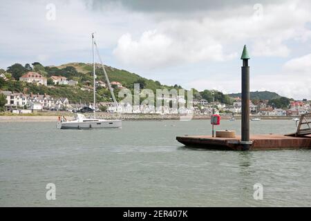 Yacht naviguant sur la rivière Conwy à amarrer à Conwy Snowdonia du Nord du pays de Galles Banque D'Images