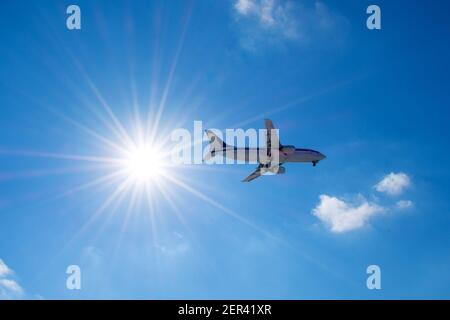L'avion de passagers vole dans un ciel bleu avec un vif dim Banque D'Images