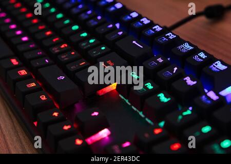 Gros plan sur un clavier de jeu coloré Banque D'Images