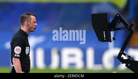 L'arbitre Stuart Attwell consulte le VAR avant de refuser d'accorder une pénalité lors du match de la Premier League à Stamford Bridge, Londres. Date de la photo: Dimanche 28 février 2021. Banque D'Images