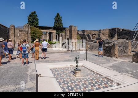 Maison du Faun (en italien : Casa del Fauno) du 2ème siècle av. J.-C. avec sculpture de faunes dansantes dans l'imluvium, Pompéi antique, Pompéi, Italie Banque D'Images