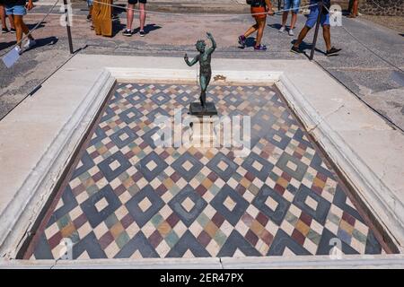 Maison du Faun (en italien : Casa del Fauno) du 2ème siècle av. J.-C. avec sculpture de faunes dansantes dans l'imluvium, Pompéi antique, Pompéi, Italie Banque D'Images