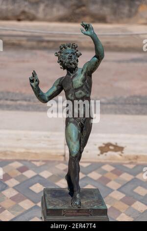 Maison du Faun (en italien : Casa del Fauno) avec statue de faunes dansantes dans l'ancienne Pompéi, en Italie Banque D'Images