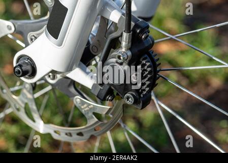 Frein à disque avant hydraulique sur VTT avec moyeu, étrier et rayons de vélo. Banque D'Images