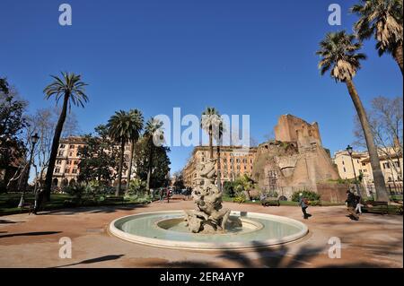 Italie, Rome, Piazza Vittorio Emanuele II, jardins, fontaine et Ninfeo di Alessandro Banque D'Images