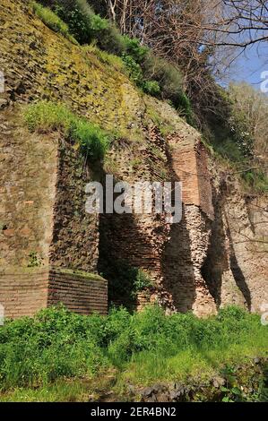 Italie, Rome, colline Célienne, ruines du temple romain de Claudius, côté est Banque D'Images