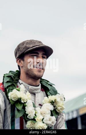 Vainqueur de la course automobile d'époque Goodwood Revival portant une couronne Laurel Banque D'Images