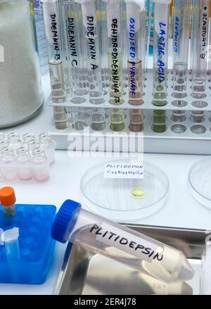 Flacon avec un composé chimique antiviral, la plitidepsine, cette formulation a une efficacité antivirale beaucoup plus puissante contre le SRAS-COV-2 que le seul antivir Banque D'Images