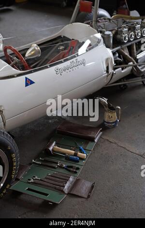 Outils de travail dans un atelier de garage pour réparer une voiture de course Banque D'Images