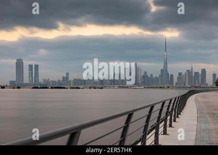 Dubaï, Émirats arabes Unis, 27 février 2021 : vue d'horizon de dubaï au-dessus de la crique au soleil Banque D'Images