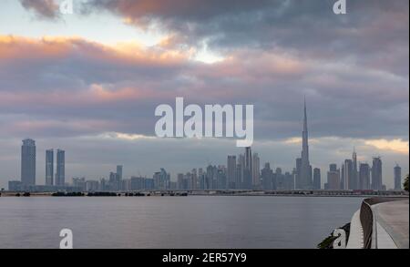 Dubaï, Émirats arabes Unis, 27 février 2021 : vue d'horizon de dubaï au-dessus de la crique au soleil Banque D'Images