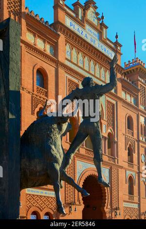 Jose Cubero “Yiyo” estatue et Las Ventas bullring, Madrid, Espagne Banque D'Images