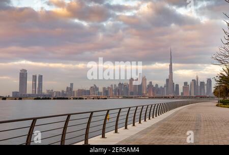 Dubaï, Émirats arabes Unis, 27 février 2021 : vue d'horizon de dubaï au-dessus de la crique au soleil Banque D'Images