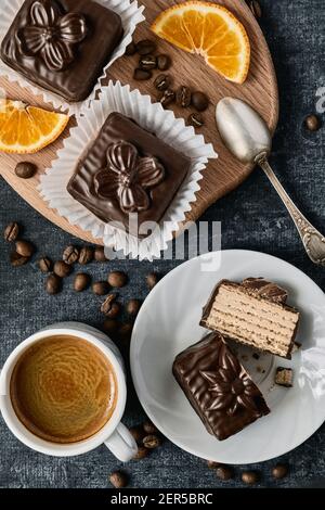 Tasse de café et gâteaux de gaufres au chocolat, dessert, gâteries, vue de dessus Banque D'Images