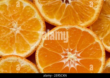 Fond de tranches de mandarine ou de fruits mandarins frais et juteux, macro, faible profondeur de champ Banque D'Images