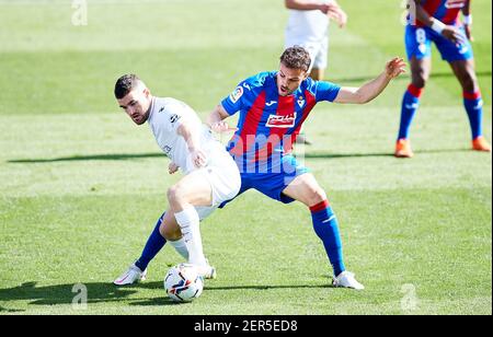 Pedro Leon de SD Eibar SAD et Javi Galan de SD Huesca pendant le championnat d'Espagne la Ligue de football match entre SD Eibar SAD et SD Huesca le 27 février 2021 au stade d'Ipurua à Eibar, Espagne - photo Inigo Larreina / Espagne DPPI / DPPI / LiveMedia Banque D'Images