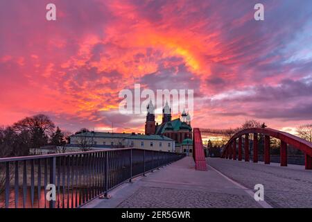 Le pont Bishop Jordan au-dessus de la rivière Cybina et la cathédrale de Poznan au magnifique coucher du soleil, Poznan, Pologne. Banque D'Images