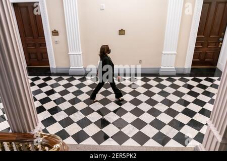 La vice-présidente Kamala Harris part de son bureau de cérémonie dans le EEOB pour mettre un message sur bande, le 17 février 2021, à Washington. (Photo officielle de la Maison Blanche par Lawrence Jackson) Banque D'Images