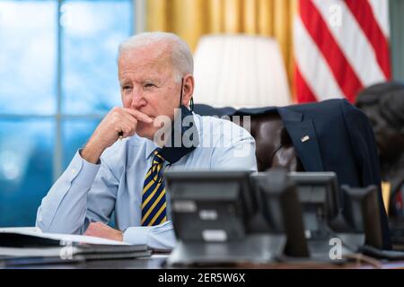 Le président Joe Biden est informé par Liz Sherwood Randall, Julie Rodriguez, et participe à une conférence téléphonique avec les gouverneurs touchés par la tempête de neige au milieu du pays dans le Bureau ovale, le 16 février 2021, à Washington. (Photo officielle de la Maison Blanche par Lawrence Jackson) Banque D'Images