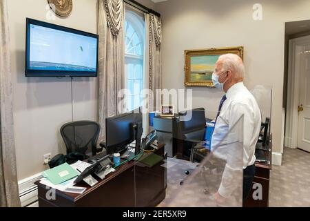 Le président Joe Biden regarde la persévérance rover de la NASA atterrit sur Mars jeudi 18 février 2021, dans le Bureau ovale extérieur de la Maison Blanche. (Photo officielle de la Maison Blanche par Adam Schultz) Banque D'Images