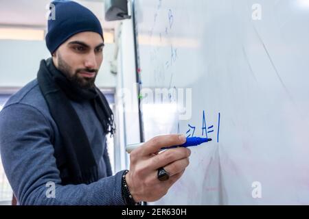 Professeur à l'université enseignant à ses étudiants comment résoudre la mathmétique Banque D'Images