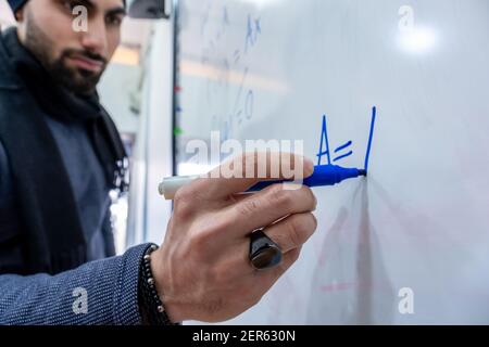 Professeur à l'université enseignant à ses étudiants comment résoudre la mathmétique Banque D'Images