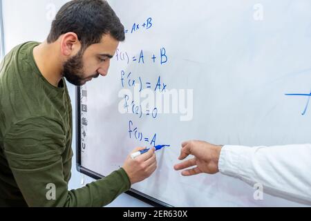 Professeur à l'université enseignant à ses étudiants comment résoudre la mathmétique Banque D'Images