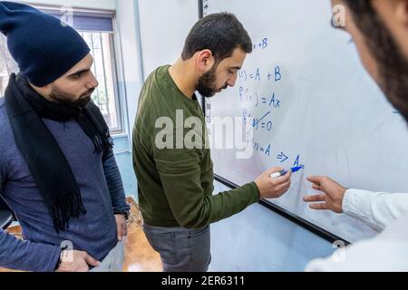 Professeur à l'université enseignant à ses étudiants comment résoudre la mathmétique Banque D'Images