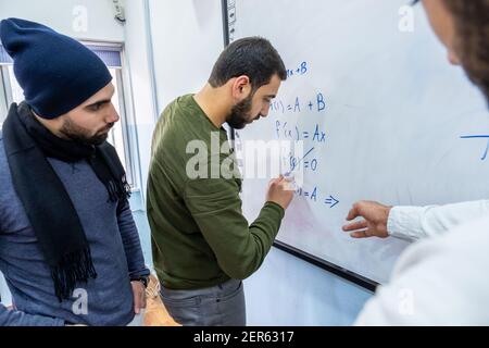 Professeur à l'université enseignant à ses étudiants comment résoudre la mathmétique Banque D'Images