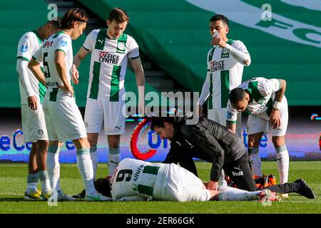 GRONINGEN, PAYS-BAS - FÉVRIER 28 : Jorgen Strand Larsen du FC Groningen blessé lors du match hollandais entre le FC Groningen et le Fortuna S. Banque D'Images