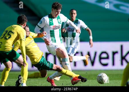 GRONINGEN, PAYS-BAS - FÉVRIER 28 : Roel Janssen de Fortuna Sittard, Jorgen Strand Larsen du FC Groningen pendant le match hollandais entre F entre Eredivisie Banque D'Images