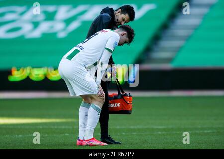 GRONINGEN, PAYS-BAS - FÉVRIER 28 : Jorgen Strand Larsen du FC Groningen quitte le terrain en raison d'une blessure lors du match hollandais entre Eredivisie du FC Gro Banque D'Images