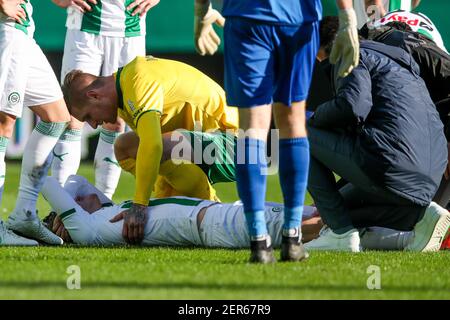 GRONINGEN, PAYS-BAS - FÉVRIER 28 : Jorgen Strand Larsen du FC Groningen blessé, Sebastian Polter de Fortuna Sittard pendant le tapis néerlandais Eredivisie Banque D'Images