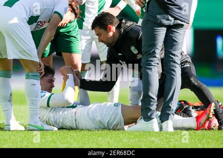 GRONINGEN, PAYS-BAS - FÉVRIER 28 : Jorgen Strand Larsen du FC Groningen blessé lors du match hollandais entre le FC Groningen et le Fortuna S. Banque D'Images