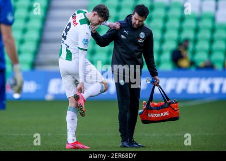 GRONINGEN, PAYS-BAS - FÉVRIER 28 : Jorgen Strand Larsen du FC Groningen quitte le terrain en raison d'une blessure lors du match hollandais entre Eredivisie du FC Gro Banque D'Images