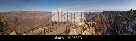 Photo prise sur le Grand Canyon du plateau sud avec terrasse d'observation en hiver avec neige dans un ciel dégagé avec des voiles de nuages photographiés de dessus mit Banque D'Images